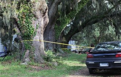 美房車(chē)內(nèi)離奇血案致8死1傷 兇手或在逃附近居民恐慌