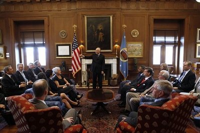 美國(guó)會(huì)安放銅匾紀(jì)念9·11事件美聯(lián)航93航班遇難者