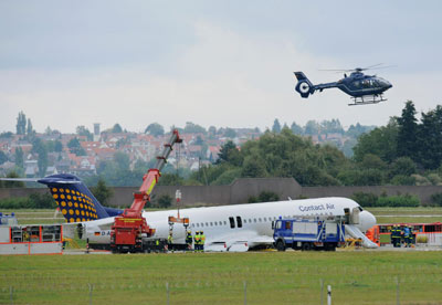 德國客機迫降時起火 社民黨主席明特費林有驚無險