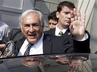 國際貨幣基金組織總裁卡恩遭學生“鞋襲”