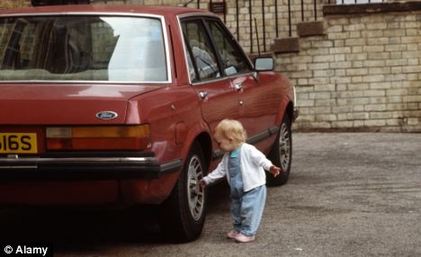 英警察上門調查2歲女孩犯罪嫌疑 遭各方強烈指責