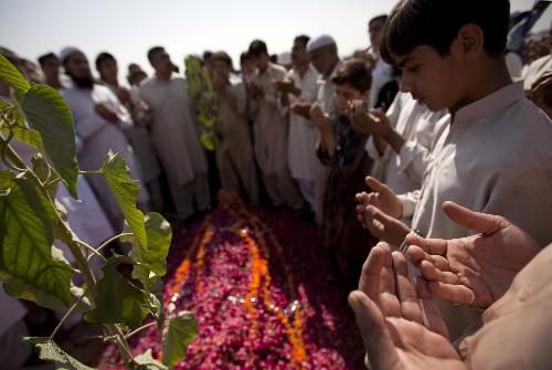 巴政府軍摧毀塔利班領導人“老巢” 關閉所有學校