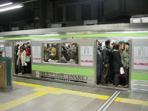 金融危機加劇 東京地鐵站加裝藍燈防跳軌