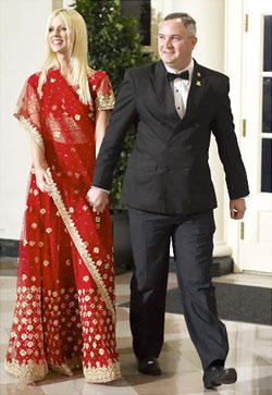 美夫妻闖白宮國宴“蹭飯” 走紅地毯還與副總統合影