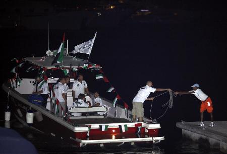 英國船員揭秘被扣伊朗經歷 獲贈“好運圍巾”