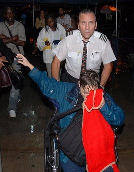 美客機牙買加降落時斷成兩截 40余人受傷