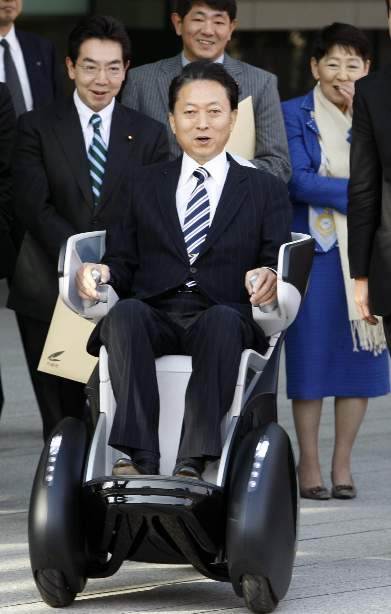 圖片新聞：日本首相試駕單人交通器“i-Real”