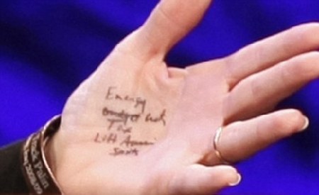 剛諷刺完奧巴馬自己就忘詞 佩林“瞄手心”戰術成笑柄