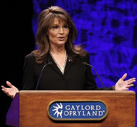 剛諷刺完奧巴馬自己就忘詞 佩林“瞄手心”戰術成笑柄