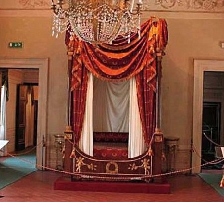 意總理買(mǎi)下拿破侖“無(wú)價(jià)”床加寬 古董專家很驚駭