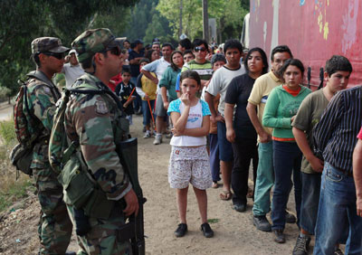 智利軍方震后4天展開救援 空軍司令與總統(tǒng)互相指責(zé)