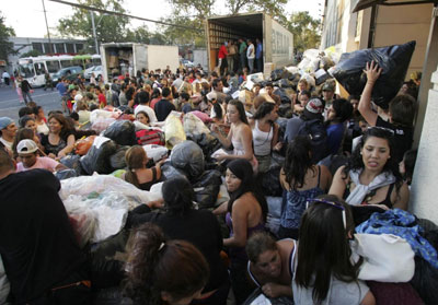 智利軍方震后4天展開救援 空軍司令與總統(tǒng)互相指責(zé)