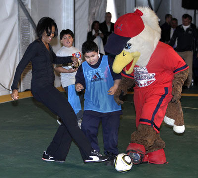 組圖：美第一夫人秀足球 鼓勵(lì)兒童多鍛煉