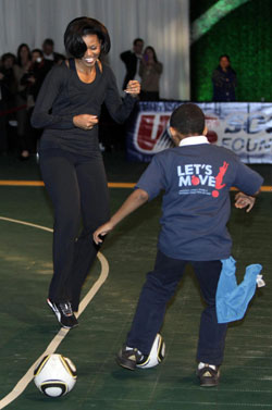 組圖：美第一夫人秀足球 鼓勵(lì)兒童多鍛煉