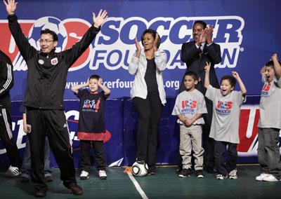 組圖：美第一夫人秀足球 鼓勵兒童多鍛煉