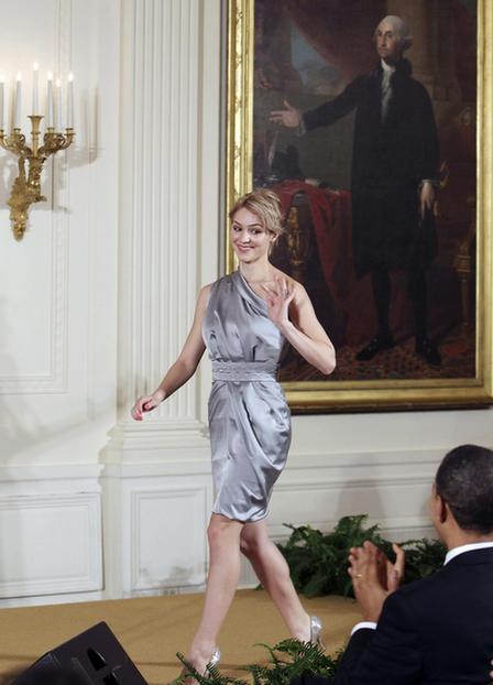 奧巴馬婦女節(jié)大贊美國女性 米歇爾現(xiàn)場“調(diào)教”丈夫