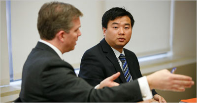 “吻癱”美機場留學生受罰道歉 畢業后與女友團聚