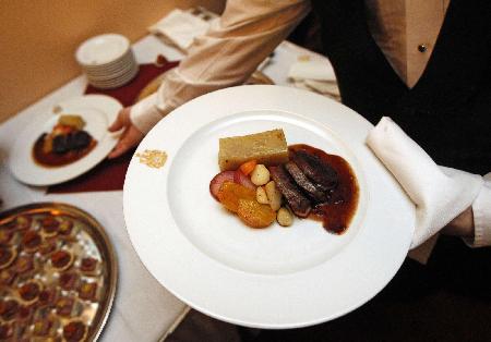 加拿大議會擺海豹宴 高官重臣吃給歐盟看！