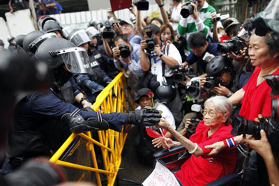 泰國“紅衫軍”“血洗”總理家