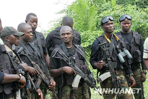 獲釋中國漁民抵達喀麥隆西部港口林貝