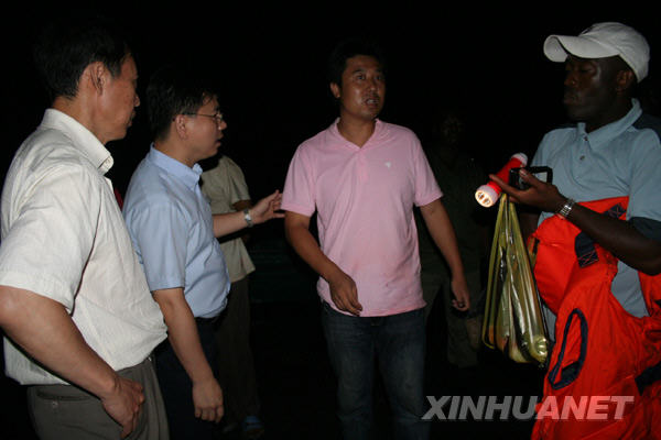 獲釋中國漁民抵達喀麥隆西部港口林貝