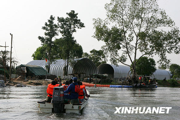 獲釋中國漁民抵達喀麥隆西部港口林貝