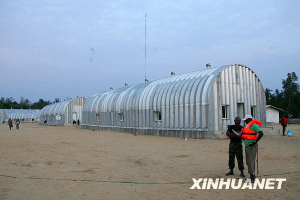 獲釋中國漁民抵達喀麥隆西部港口林貝