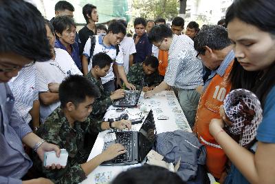 “紅衫軍”誓言絕不投降 沖突還在繼續(xù)