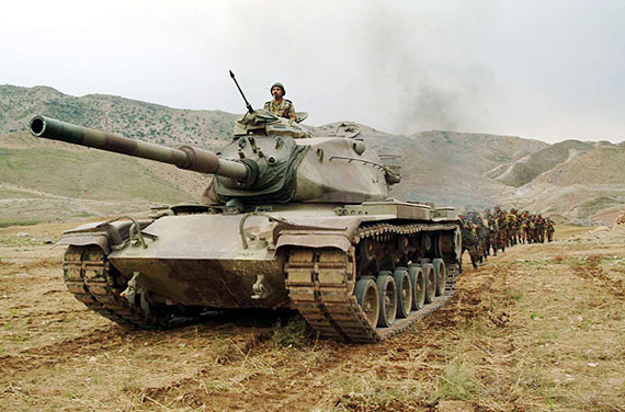 伊朗地面部隊(duì)舉行大規(guī)模軍演模擬不對(duì)稱(chēng)戰(zhàn)爭(zhēng)