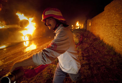 圖：北約后勤補給車隊遭襲 7人死亡140多輛汽車受損