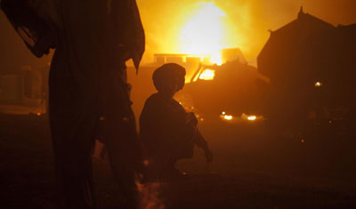 圖:北約后勤補給車隊遭襲 7人死亡140多輛汽車受損