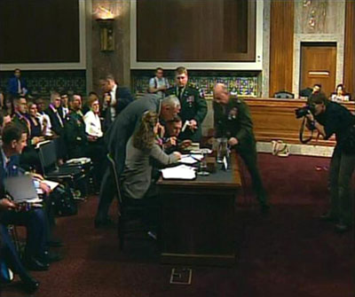 圖：美中央軍區(qū)司令國(guó)會(huì)聽證會(huì)上突然眩暈趴倒