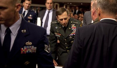 圖：美中央軍區(qū)司令國(guó)會(huì)聽證會(huì)上突然眩暈趴倒