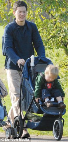 米利班德披露收養美國男嬰細節 等在產房外降生就移交