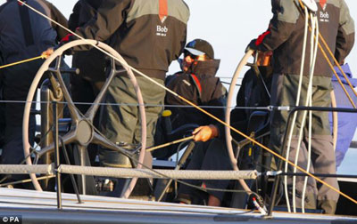 恢復正常生活？英國石油公司CEO看帆船比賽遭批評