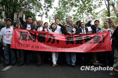 華人舉行反暴力維權(quán)游行 法國(guó)民眾贊“非常好”