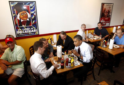 奧巴馬用漢堡招待梅德韋杰夫 美俄關系“勝似閑庭信步”