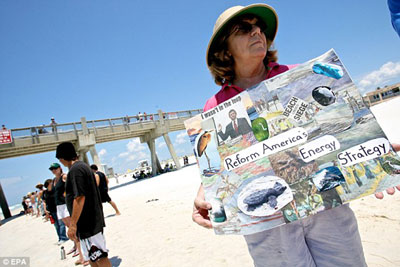 熱帶風暴逼近或影響清理漏油 美民眾組“人鏈”抗議英公司