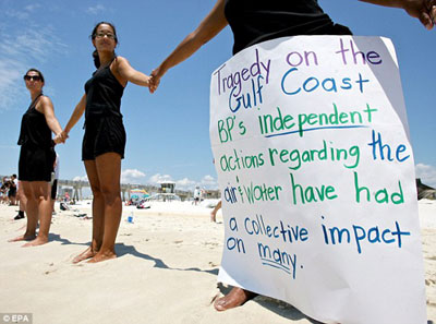 熱帶風暴逼近或影響清理漏油 美民眾組“人鏈”抗議英公司