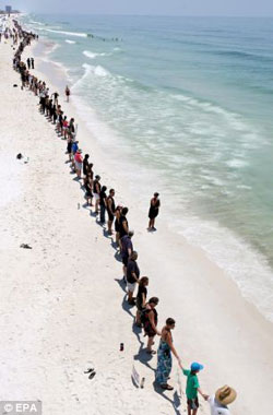 熱帶風暴逼近或影響清理漏油 美民眾組“人鏈”抗議英公司