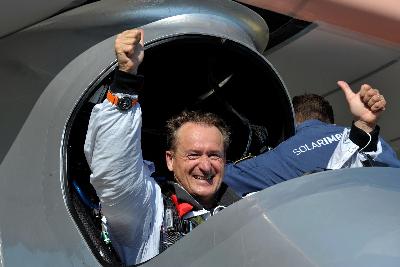 世界首架有人駕駛太陽能飛機成功落地