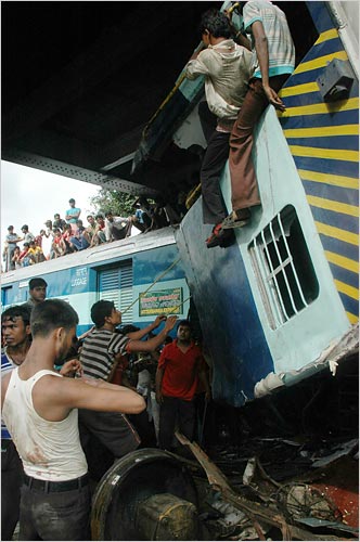 印度火車相撞61人死亡 疑武裝分子再次搞破壞
