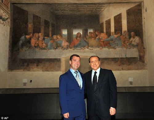 意總理與俄總統違反“禁拍”規定在名畫前合影遭猛批