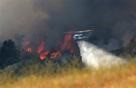 加州山火爆發燒毀40所民居 施瓦辛格宣布進入緊急狀態