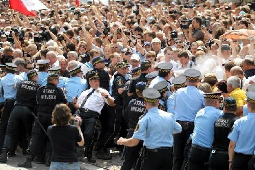 波蘭數(shù)百民眾抗議撤走紀(jì)念前總統(tǒng)十字架 與警察起沖突