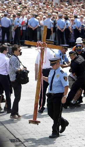 波蘭數(shù)百民眾抗議撤走紀(jì)念前總統(tǒng)十字架 與警察起沖突