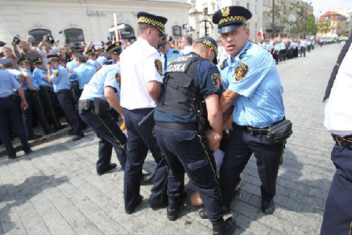波蘭數(shù)百民眾抗議撤走紀(jì)念前總統(tǒng)十字架 與警察起沖突