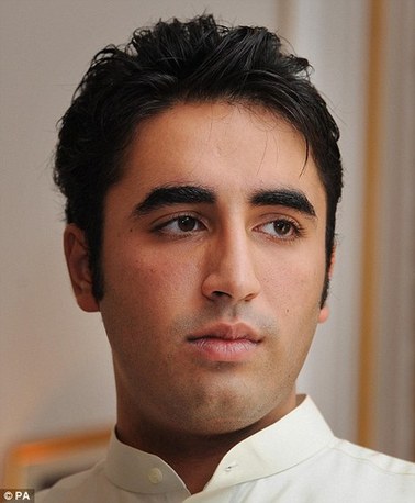 巴基斯坦總統在英國演講遭鞋襲 父子齊上陣為出訪正言