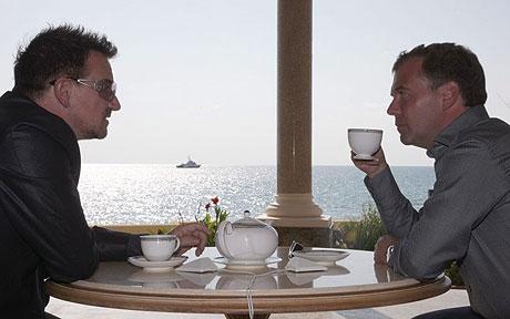 俄總統梅德韋杰夫會見U2主唱 稱贊樂隊慈善義舉