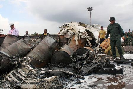 委客機(jī)墜毀15人遇難 工人冒死相救36人生還